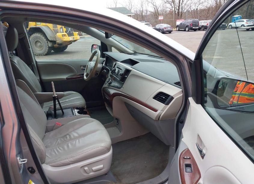 Photo 5 of 2014 Toyota Sienna XLE V6 8 PASSENGER (VIN 5TDYK3DC8ES442872)