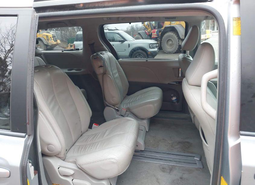 Photo 8 of 2014 Toyota Sienna XLE V6 8 PASSENGER (VIN 5TDYK3DC8ES442872)
