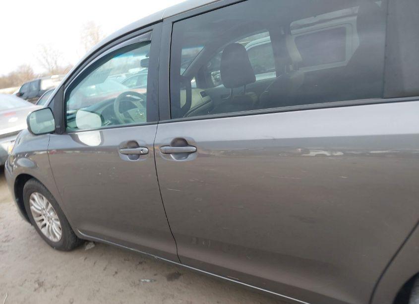 Photo 15 of 2014 Toyota Sienna XLE V6 8 PASSENGER (VIN 5TDYK3DC8ES459980)