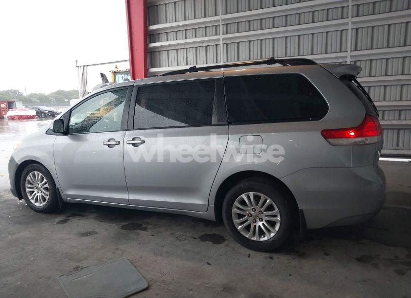 Photo 14 of 2014 Toyota Sienna XLE/LIMITED (VIN 5TDYK3DC8ES480098)