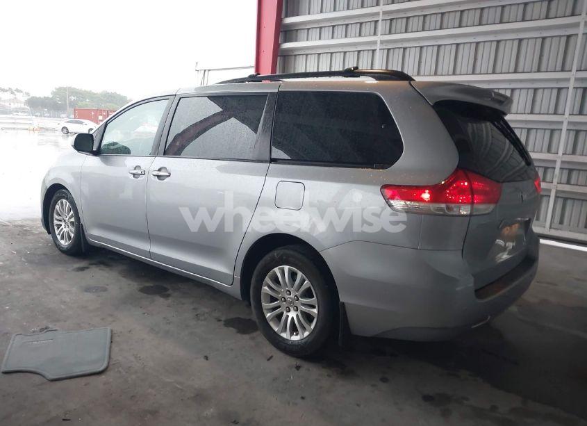 Photo 3 of 2014 Toyota Sienna XLE/LIMITED (VIN 5TDYK3DC8ES480098)