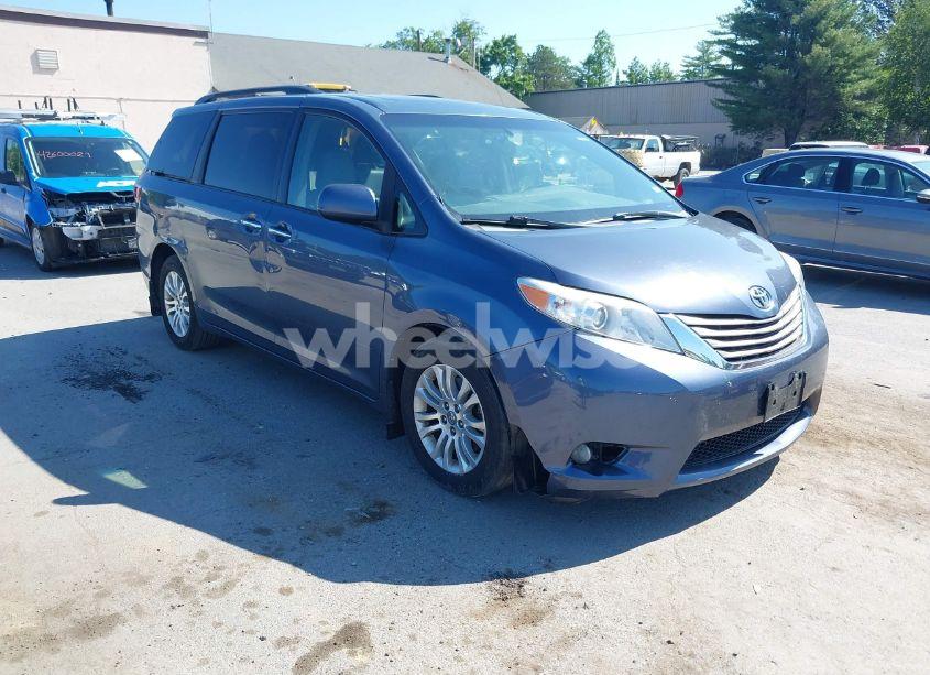 2015 Toyota Sienna XLE PREMIUM 8 PASSENGER (VIN 5TDYK3DC8FS533898) main photo