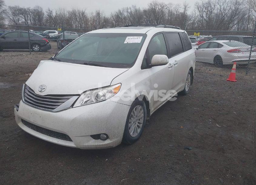 Photo 2 of 2015 Toyota Sienna XLE/LIMITED (VIN 5TDYK3DC8FS537028)