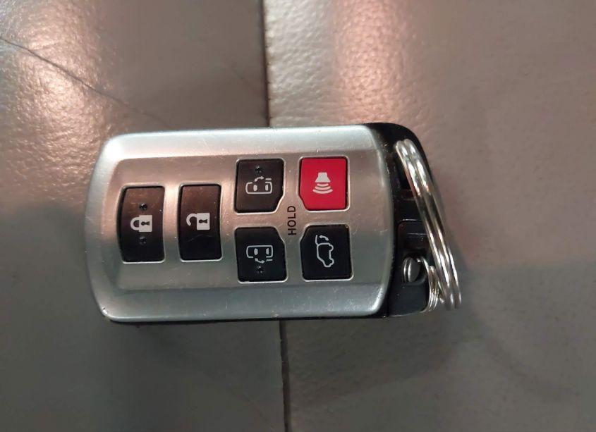 Photo 11 of 2015 Toyota Sienna XLE/LIMITED (VIN 5TDYK3DC8FS546960)