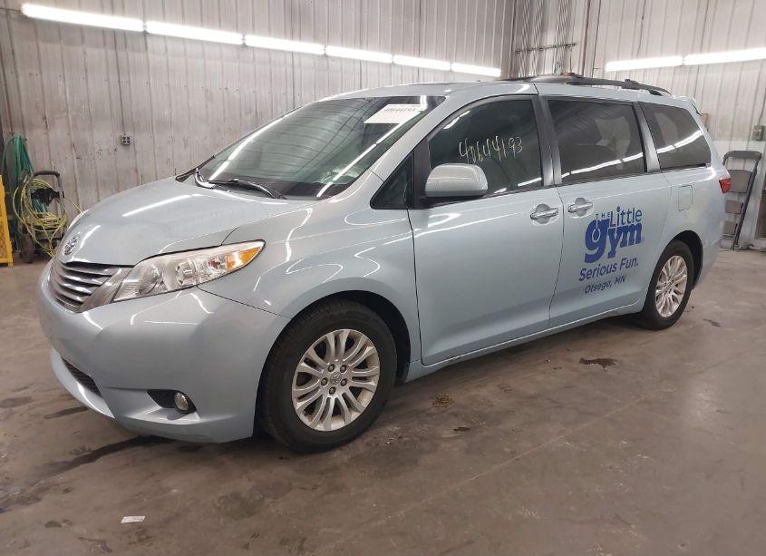 Photo 2 of 2015 Toyota Sienna XLE/LIMITED (VIN 5TDYK3DC8FS546960)
