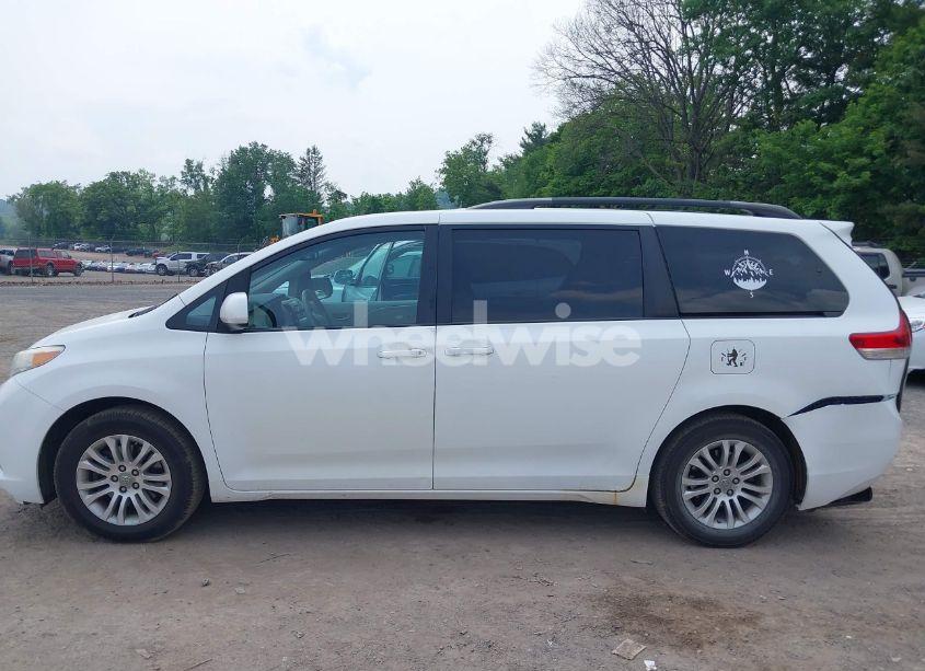 Photo 15 of 2011 Toyota Sienna XLE V6 (VIN 5TDYK3DC9BS039639)