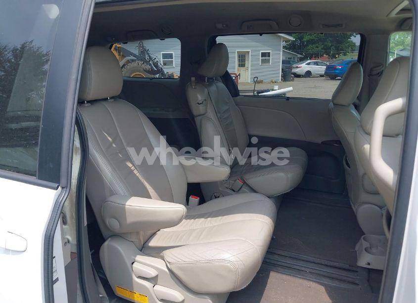 Photo 8 of 2011 Toyota Sienna XLE V6 (VIN 5TDYK3DC9BS039639)