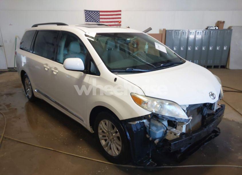 2011 Toyota Sienna XLE V6 (VIN 5TDYK3DC9BS052035) main photo