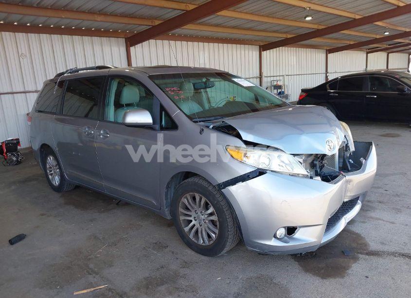 2013 Toyota Sienna XLE V6 8 PASSENGER (VIN 5TDYK3DC9DS305552) main photo