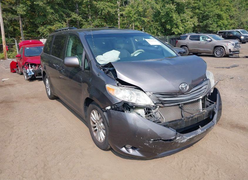 2013 Toyota Sienna XLE V6 8 PASSENGER (VIN 5TDYK3DC9DS332962) main photo