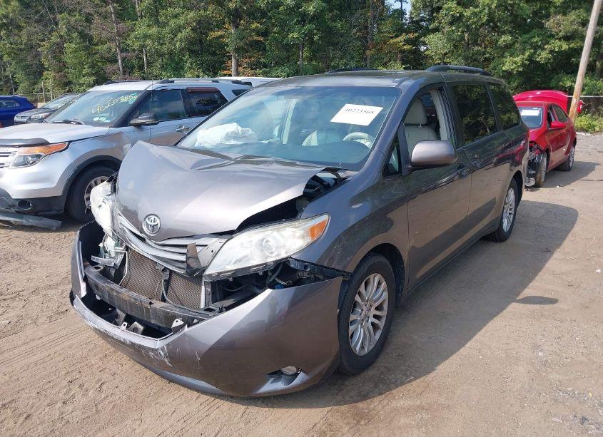 Photo 2 of 2013 Toyota Sienna XLE V6 8 PASSENGER (VIN 5TDYK3DC9DS332962)