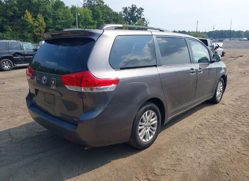 Photo 4 of 2013 Toyota Sienna XLE V6 8 PASSENGER (VIN 5TDYK3DC9DS332962)