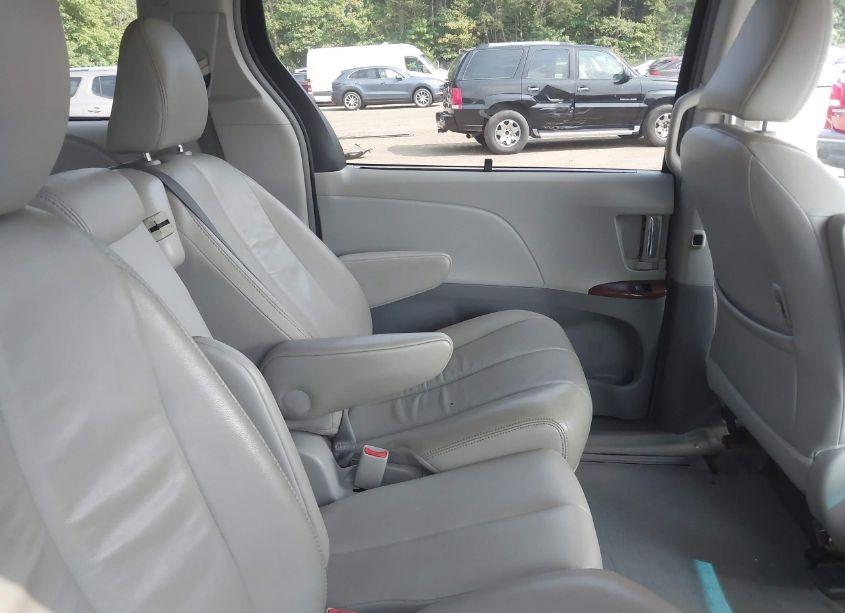 Photo 8 of 2013 Toyota Sienna XLE V6 8 PASSENGER (VIN 5TDYK3DC9DS332962)