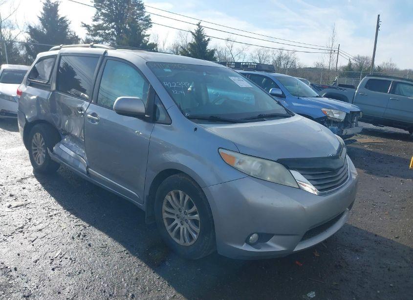 2013 Toyota Sienna XLE V6 8 PASSENGER (VIN 5TDYK3DC9DS371938) main photo