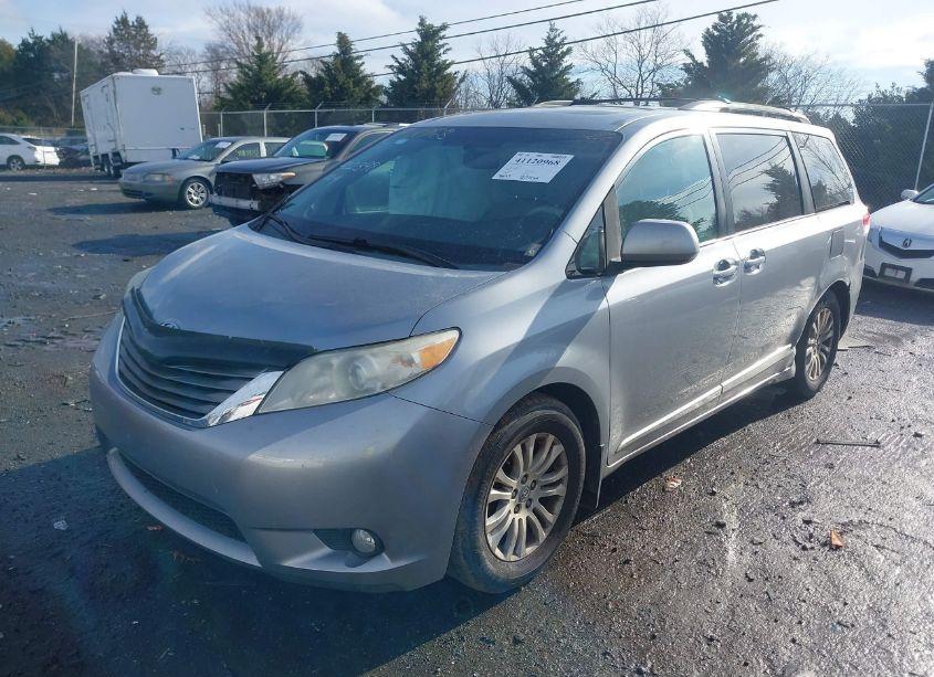 Photo 2 of 2013 Toyota Sienna XLE V6 8 PASSENGER (VIN 5TDYK3DC9DS371938)