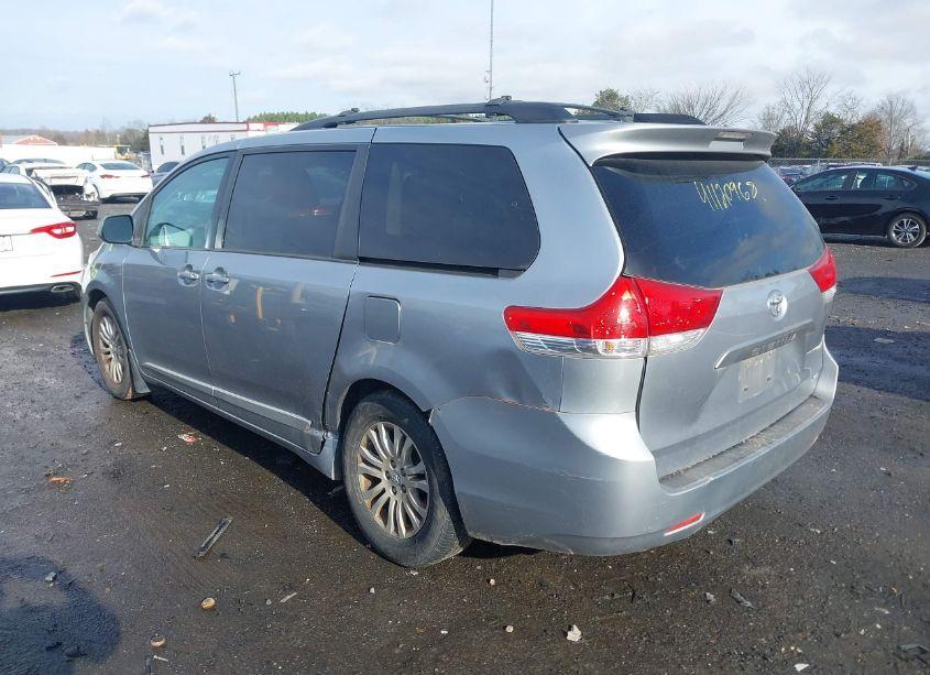 Photo 3 of 2013 Toyota Sienna XLE V6 8 PASSENGER (VIN 5TDYK3DC9DS371938)
