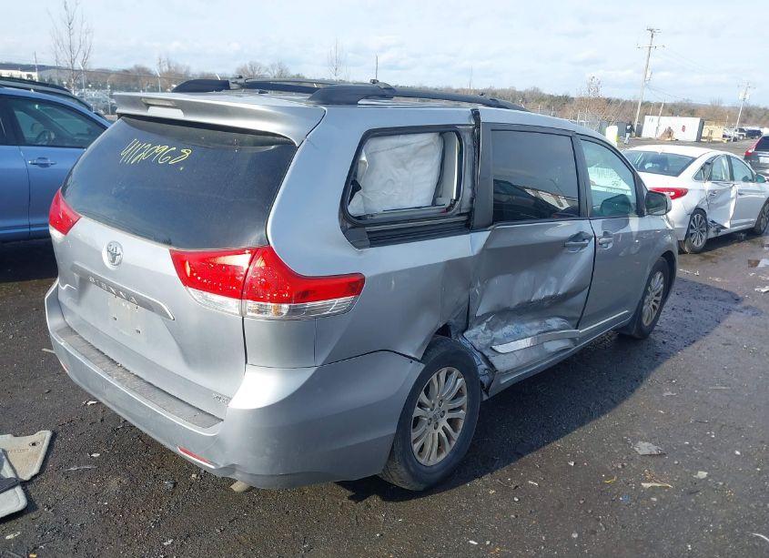 Photo 4 of 2013 Toyota Sienna XLE V6 8 PASSENGER (VIN 5TDYK3DC9DS371938)