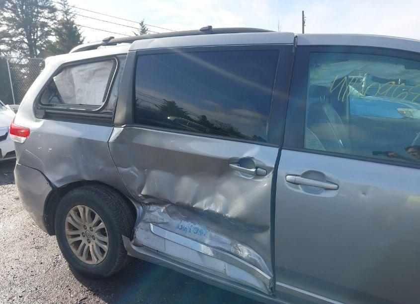 Photo 6 of 2013 Toyota Sienna XLE V6 8 PASSENGER (VIN 5TDYK3DC9DS371938)