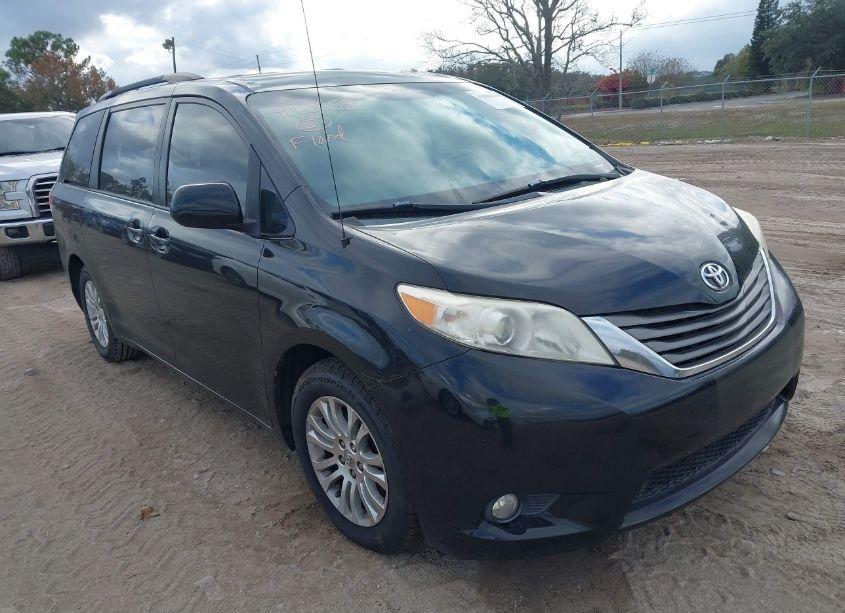 2013 Toyota Sienna XLE V6 8 PASSENGER (VIN 5TDYK3DC9DS392563) main photo