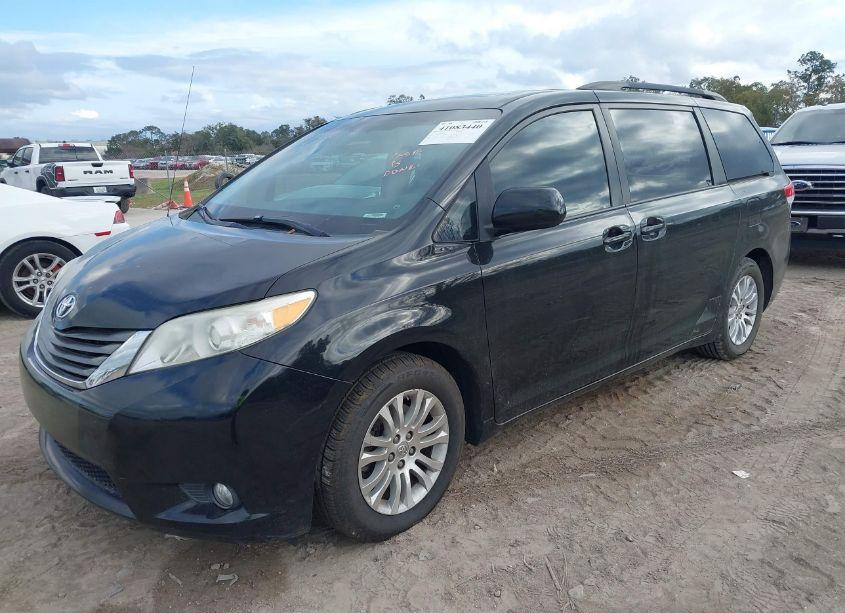 Photo 2 of 2013 Toyota Sienna XLE V6 8 PASSENGER (VIN 5TDYK3DC9DS392563)