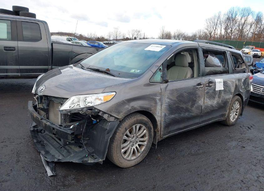 Photo 2 of 2013 Toyota Sienna XLE/LIMITED (VIN 5TDYK3DC9DS400709)