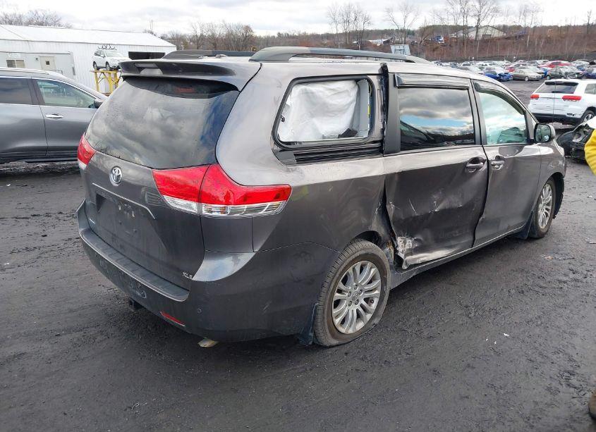 Photo 4 of 2013 Toyota Sienna XLE/LIMITED (VIN 5TDYK3DC9DS400709)