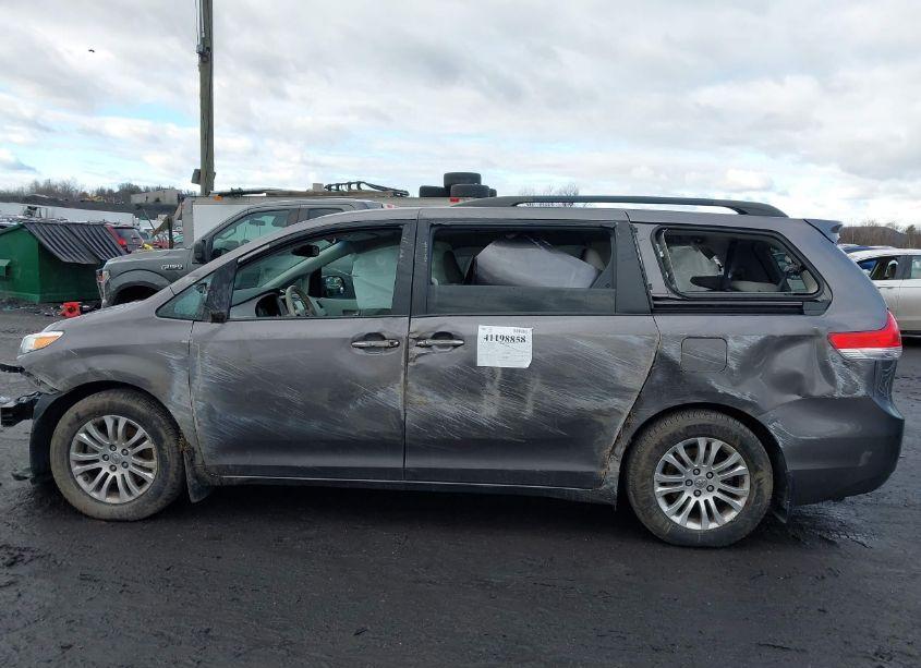 Photo 6 of 2013 Toyota Sienna XLE/LIMITED (VIN 5TDYK3DC9DS400709)