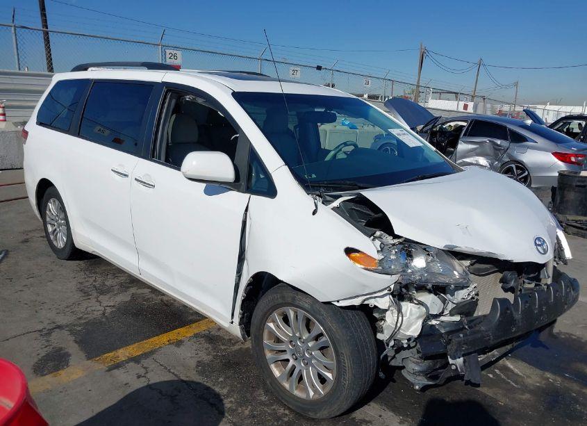 2014 Toyota Sienna XLE/LIMITED (VIN 5TDYK3DC9ES458868) main photo