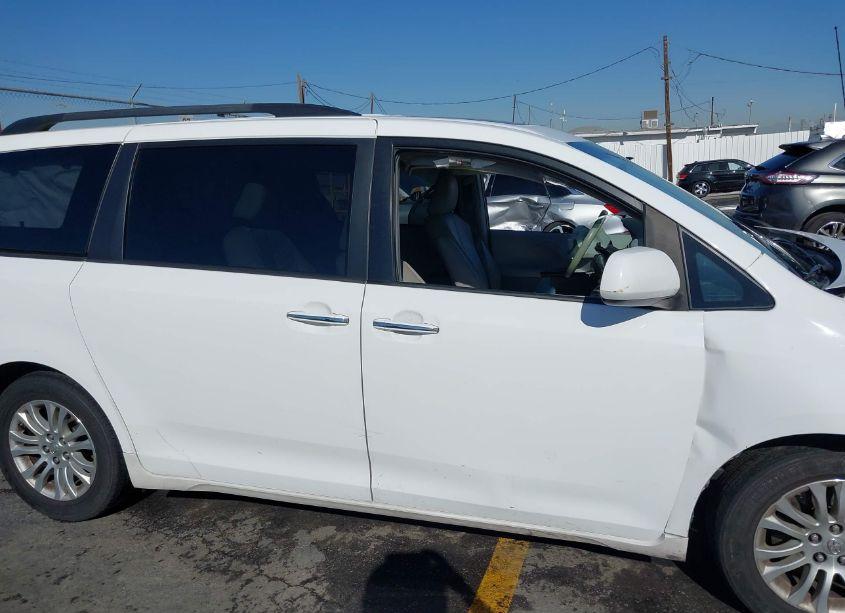 Photo 14 of 2014 Toyota Sienna XLE/LIMITED (VIN 5TDYK3DC9ES458868)