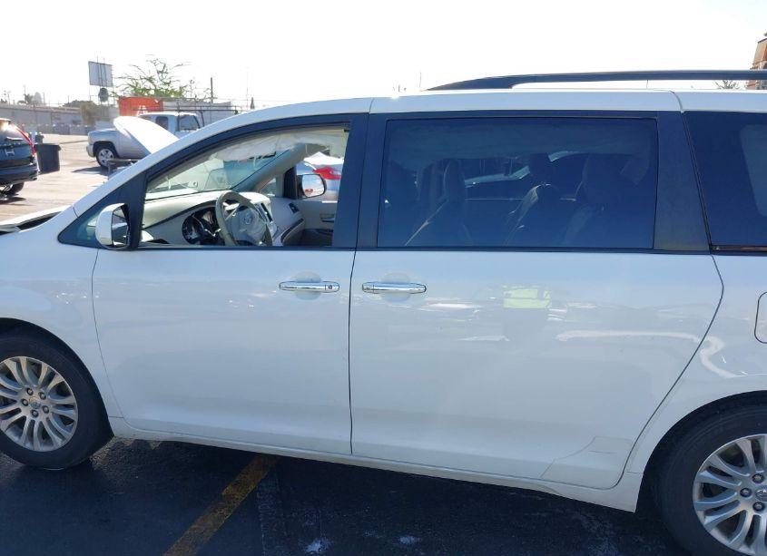 Photo 15 of 2014 Toyota Sienna XLE/LIMITED (VIN 5TDYK3DC9ES458868)