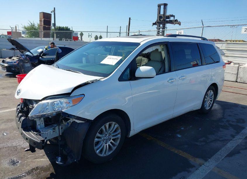 Photo 2 of 2014 Toyota Sienna XLE/LIMITED (VIN 5TDYK3DC9ES458868)