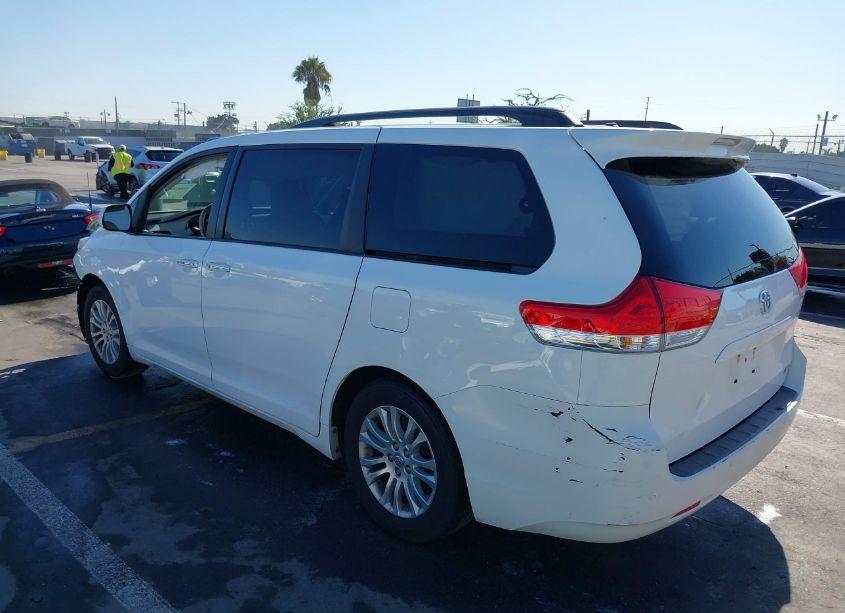 Photo 3 of 2014 Toyota Sienna XLE/LIMITED (VIN 5TDYK3DC9ES458868)