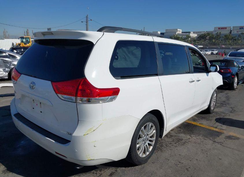 Photo 4 of 2014 Toyota Sienna XLE/LIMITED (VIN 5TDYK3DC9ES458868)