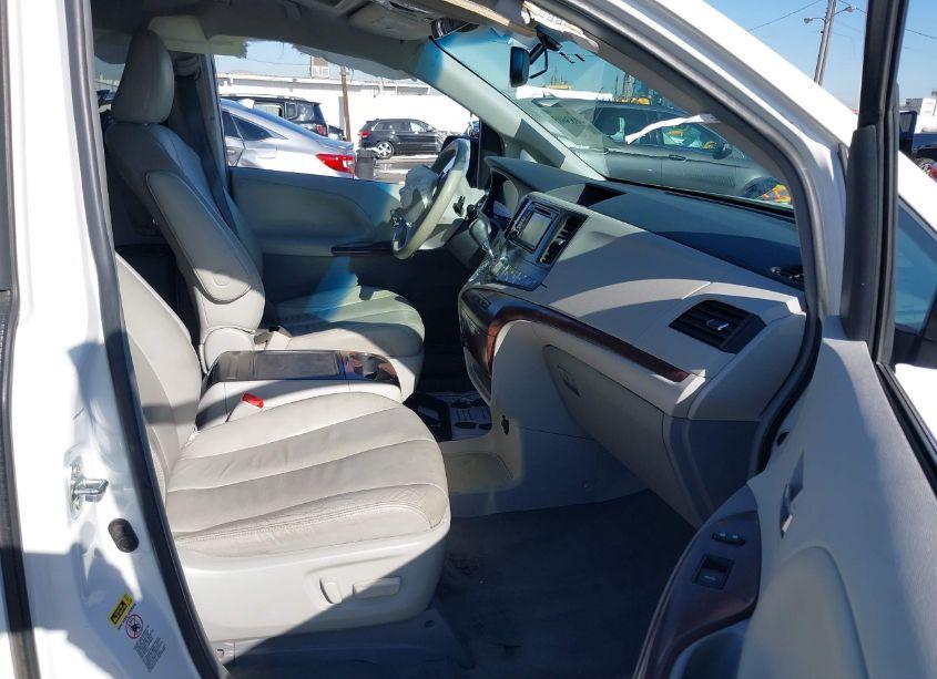 Photo 5 of 2014 Toyota Sienna XLE/LIMITED (VIN 5TDYK3DC9ES458868)