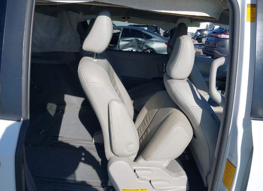 Photo 8 of 2014 Toyota Sienna XLE/LIMITED (VIN 5TDYK3DC9ES458868)