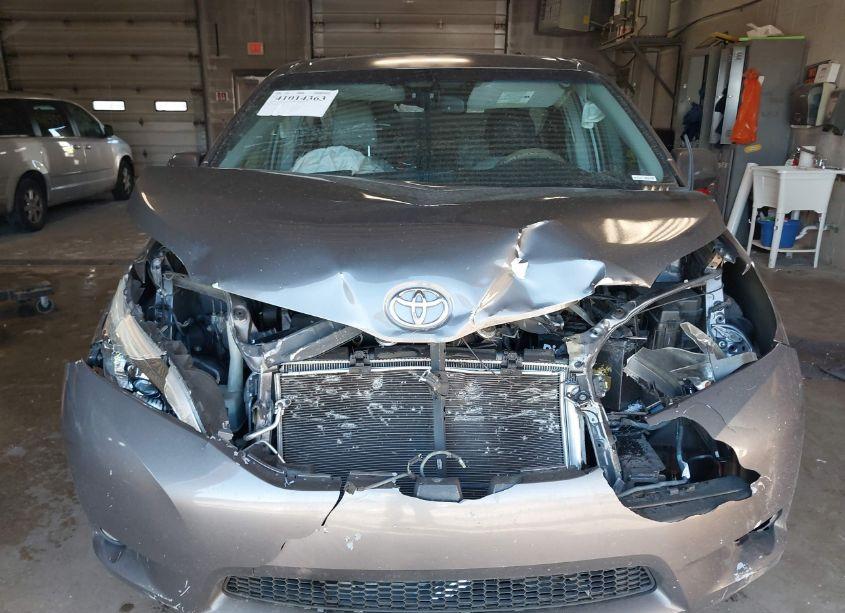 Photo 12 of 2014 Toyota Sienna XLE/LIMITED (VIN 5TDYK3DC9ES468722)