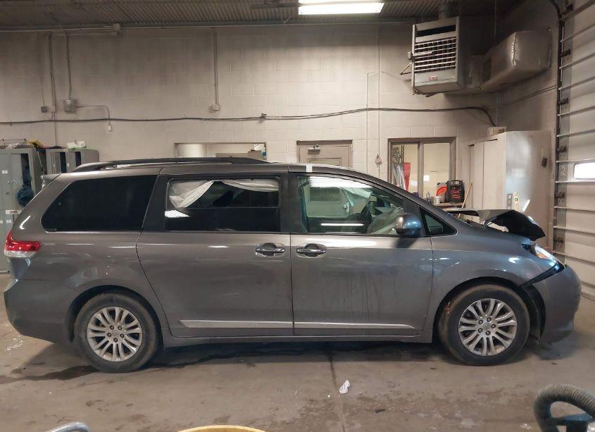Photo 13 of 2014 Toyota Sienna XLE/LIMITED (VIN 5TDYK3DC9ES468722)