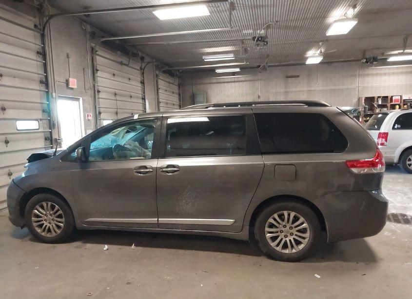 Photo 14 of 2014 Toyota Sienna XLE/LIMITED (VIN 5TDYK3DC9ES468722)