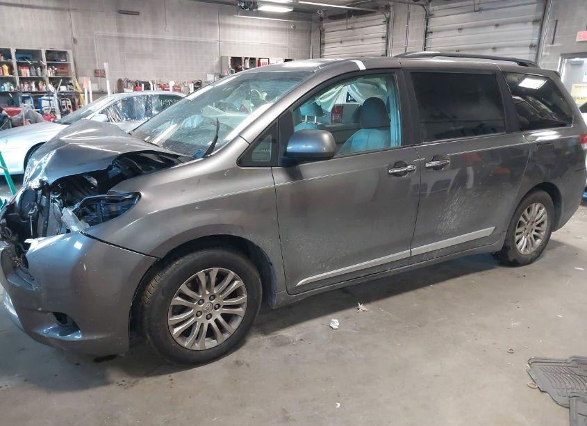 Photo 2 of 2014 Toyota Sienna XLE/LIMITED (VIN 5TDYK3DC9ES468722)