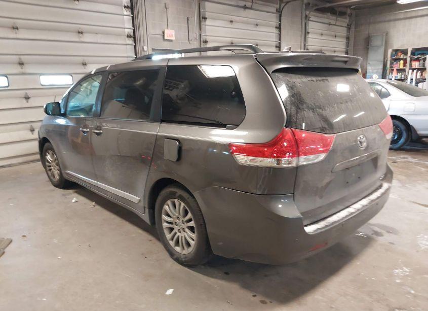 Photo 3 of 2014 Toyota Sienna XLE/LIMITED (VIN 5TDYK3DC9ES468722)