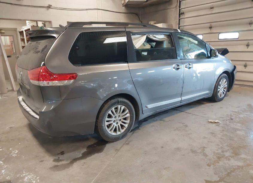 Photo 4 of 2014 Toyota Sienna XLE/LIMITED (VIN 5TDYK3DC9ES468722)