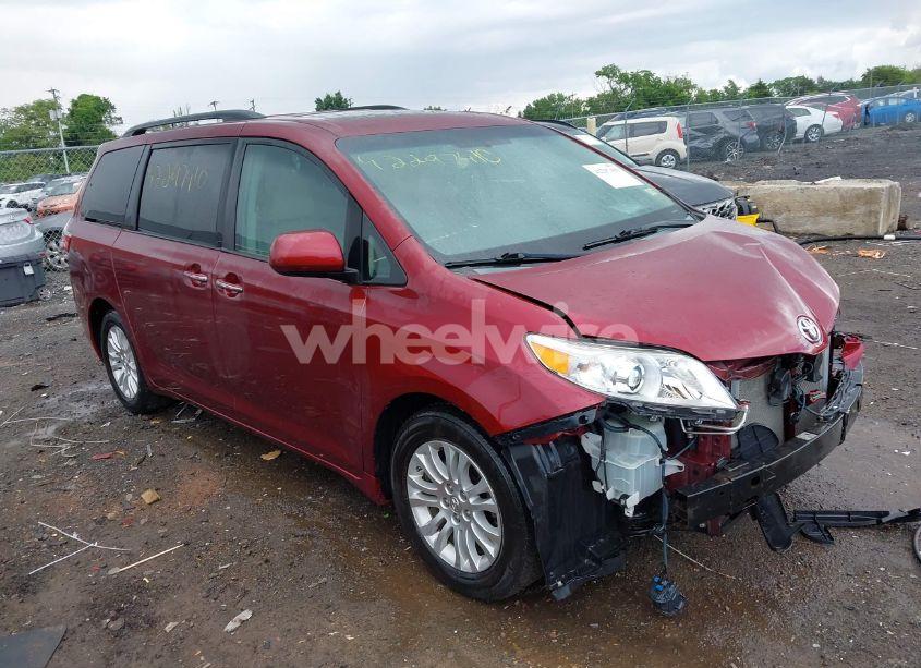 2015 Toyota Sienna XLE 8 PASSENGER (VIN 5TDYK3DC9FS569714) main photo