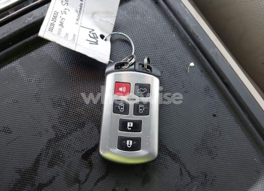 Photo 11 of 2015 Toyota Sienna XLE 8 PASSENGER (VIN 5TDYK3DC9FS569714)