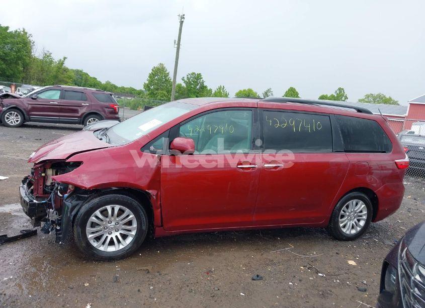 Photo 15 of 2015 Toyota Sienna XLE 8 PASSENGER (VIN 5TDYK3DC9FS569714)