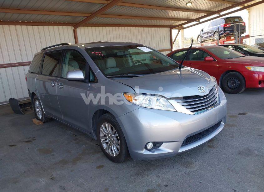 2015 Toyota Sienna XLE 8 PASSENGER (VIN 5TDYK3DC9FS611086) main photo