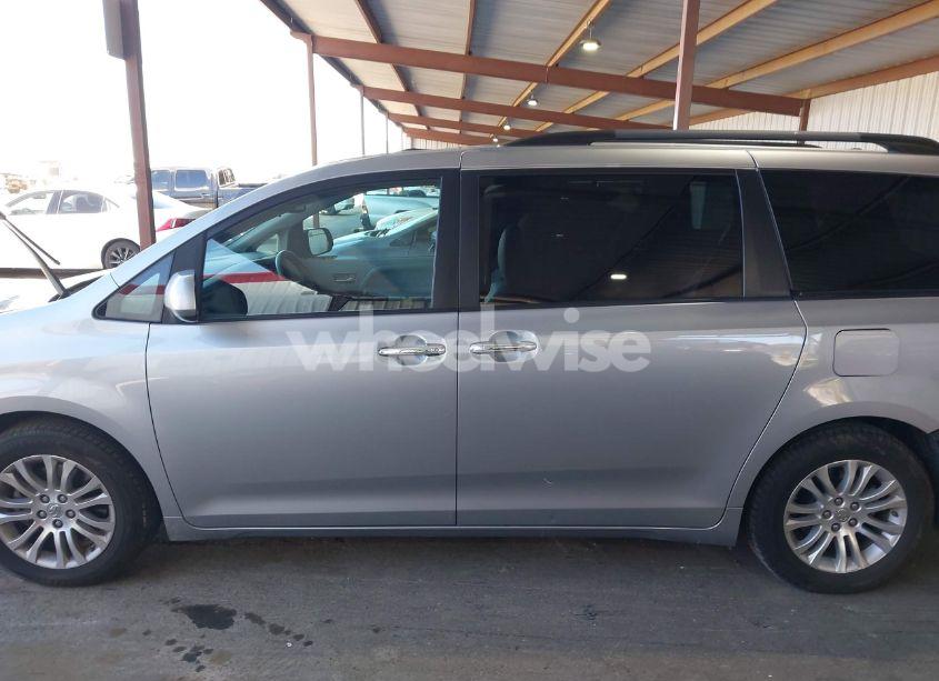 Photo 15 of 2015 Toyota Sienna XLE 8 PASSENGER (VIN 5TDYK3DC9FS611086)