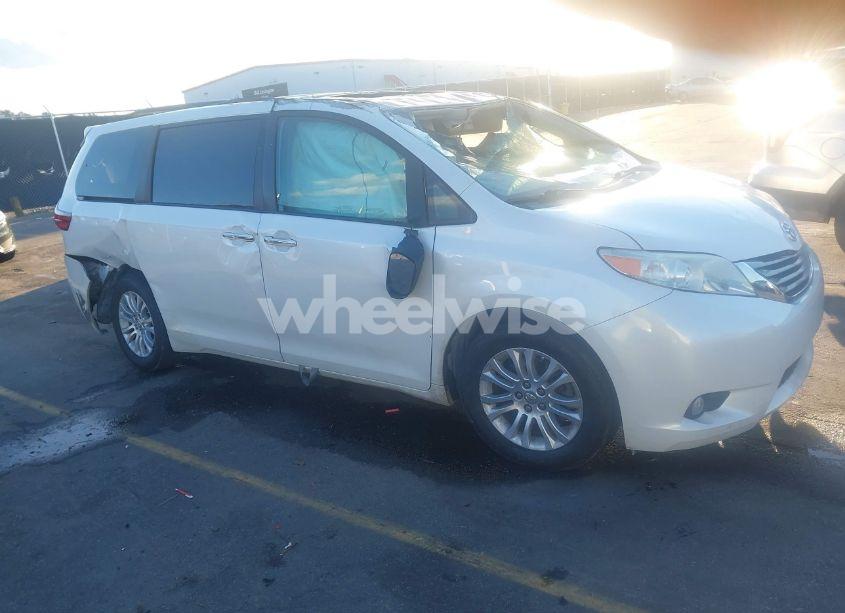 2015 Toyota Sienna XLE/LIMITED (VIN 5TDYK3DC9FS633525) main photo