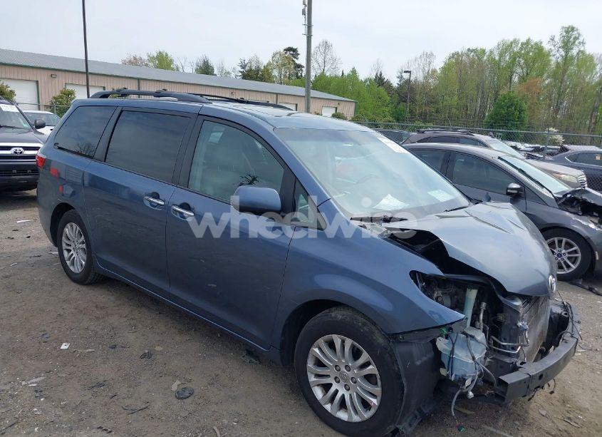 2015 Toyota Sienna XLE 8 PASSENGER (VIN 5TDYK3DC9FS653421) main photo