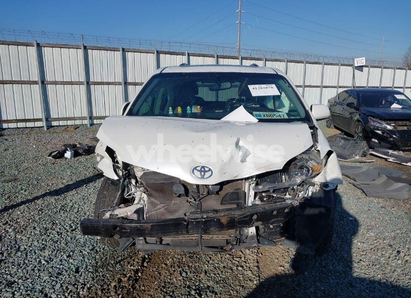 Photo 13 of 2016 Toyota Sienna XLE PREMIUM 8 PASSENGER (VIN 5TDYK3DC9GS754220)