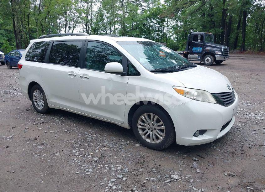 2016 Toyota Sienna XLE 8 PASSENGER (VIN 5TDYK3DC9GS756582) main photo